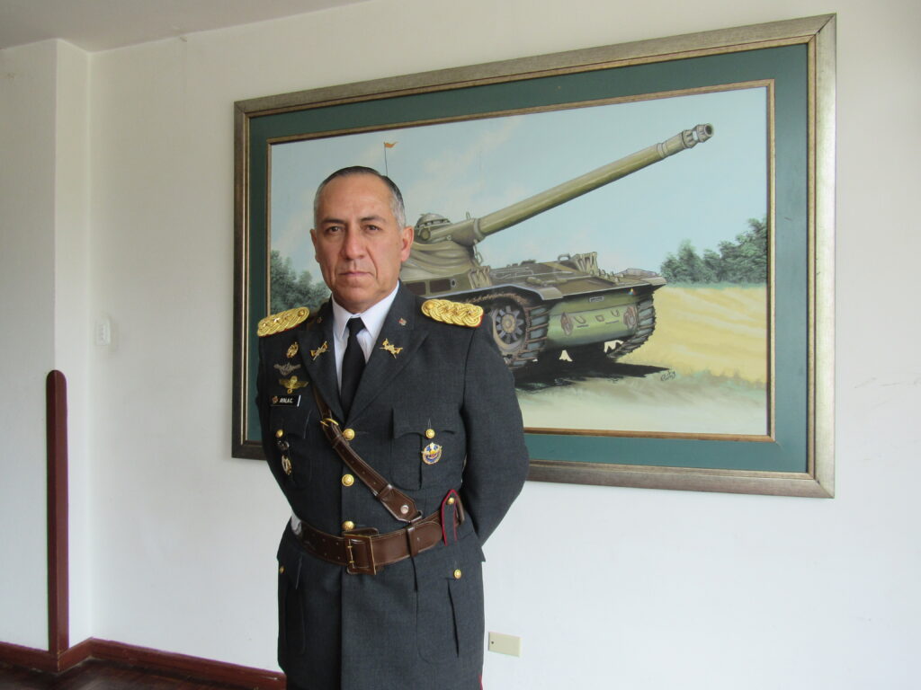 El coronel Carlos Ayala lleva 34 años en la vida militar