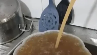 Denuncian mal estado del agua potable en Latacunga.