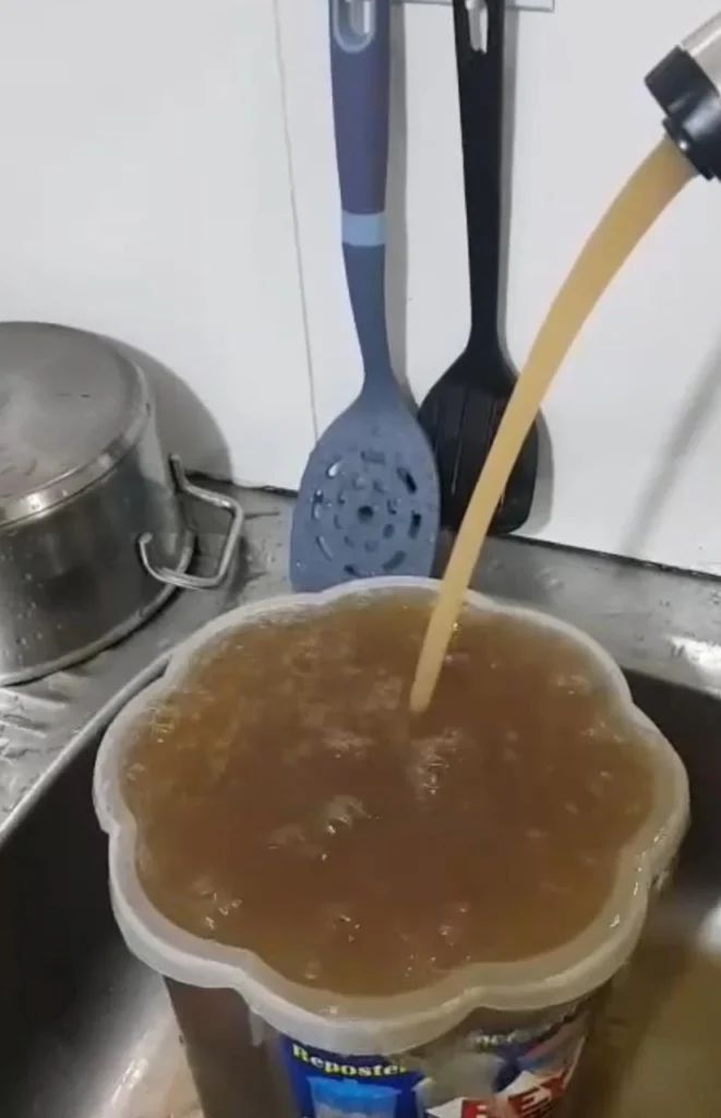 Denuncian mal estado del agua potable en Latacunga.