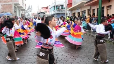 Desfile cívico cultural por las fiestas de cantonización de Quero.