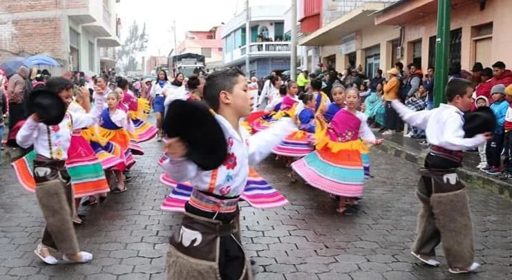 Desfile cívico cultural por las fiestas de cantonización de Quero.