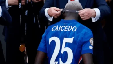 Donald Trump le entregó la medalla de campeón a Moisés Caicedo