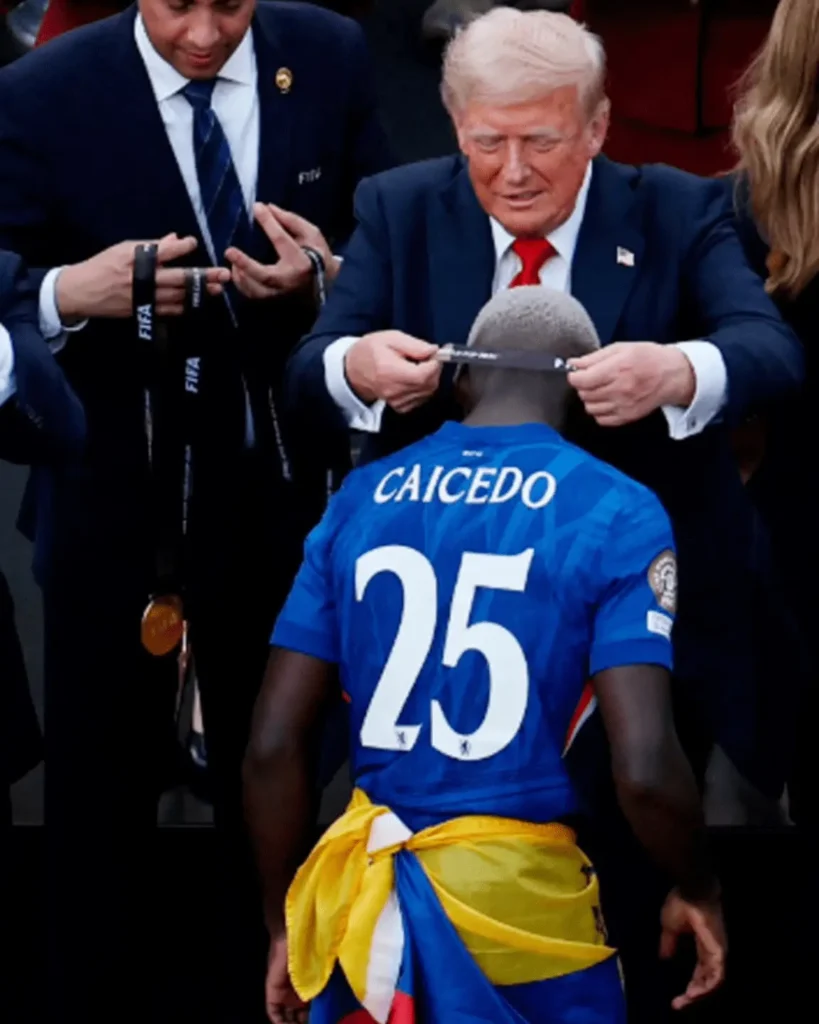 Donald Trump le entregó la medalla de campeón a Moisés Caicedo
