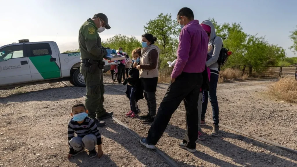 EEUU da USD 1 mil a migrantes que se autodeporten: cómo aplico