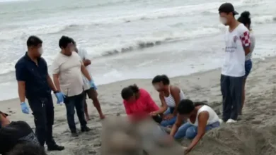 2 estudiantes de colegio asomaron enterrados en una playa