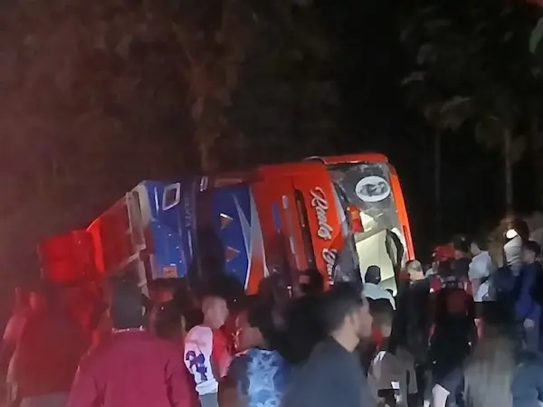 Accidente de tránsito dejó 3 muertos y más de 10 heridos