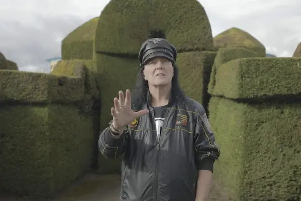 Exvocalista de AC/DC graba videoclip en el Cementerio de Tulcán.