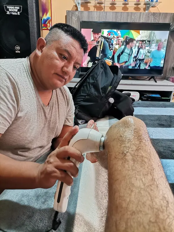 Fisioterapista repara sillas de ruedas y dona cánulas