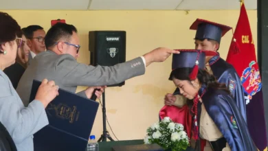 Estudiante con cáncer es la mejor egresada de su colegio. El Ms. José Luis Guerrero, rector de la UE ‘Puruhá’, impone el birrete a la mejor de la promoción: Nicole