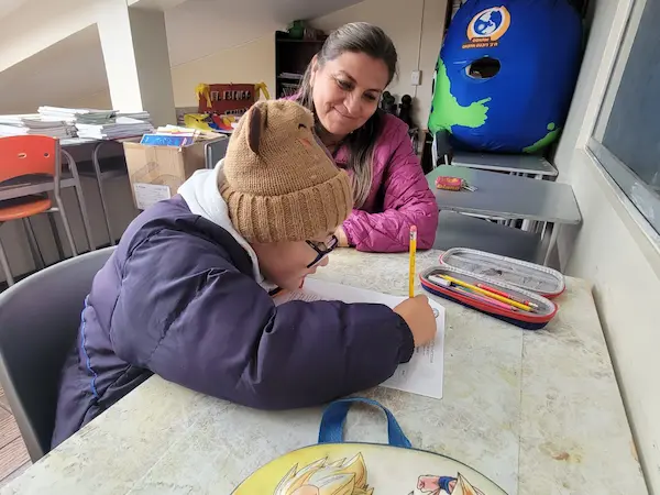 La docente Jenny Velasteguí y Leonel Freire, aspirante de tercero de Básica, en la prueba de admisión y evaluación del conocimiento de las 4 materias fundamentales