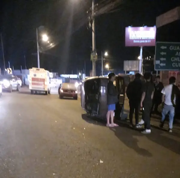 Uno de los vehículos resultó virado tras el fuerte impacto