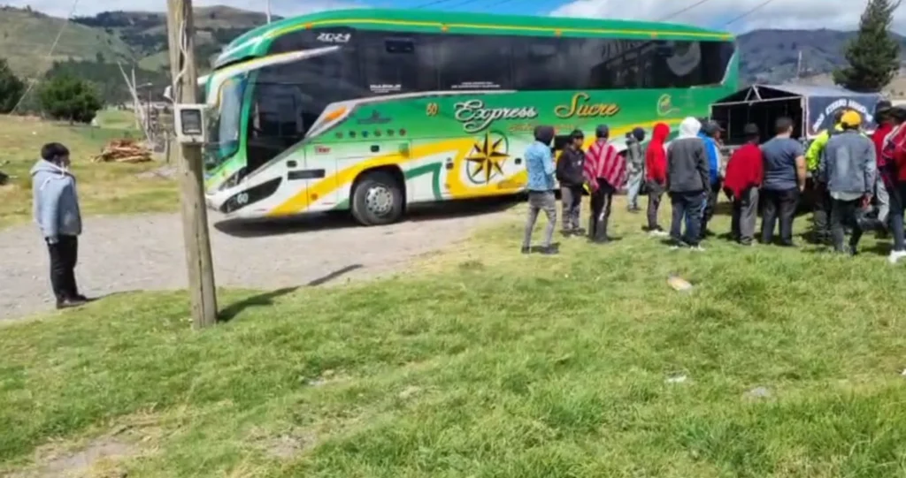 La unidad disco ‘60’ de Express Sucre yacía inmóvil mientras Policía Nacional, comuneros, conductor y controlador dialogaban sobre lo que procede legalmente