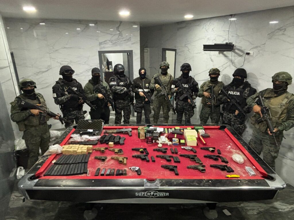 Militares incautan armas y joyas en casa de alias 'Fito' en Manta