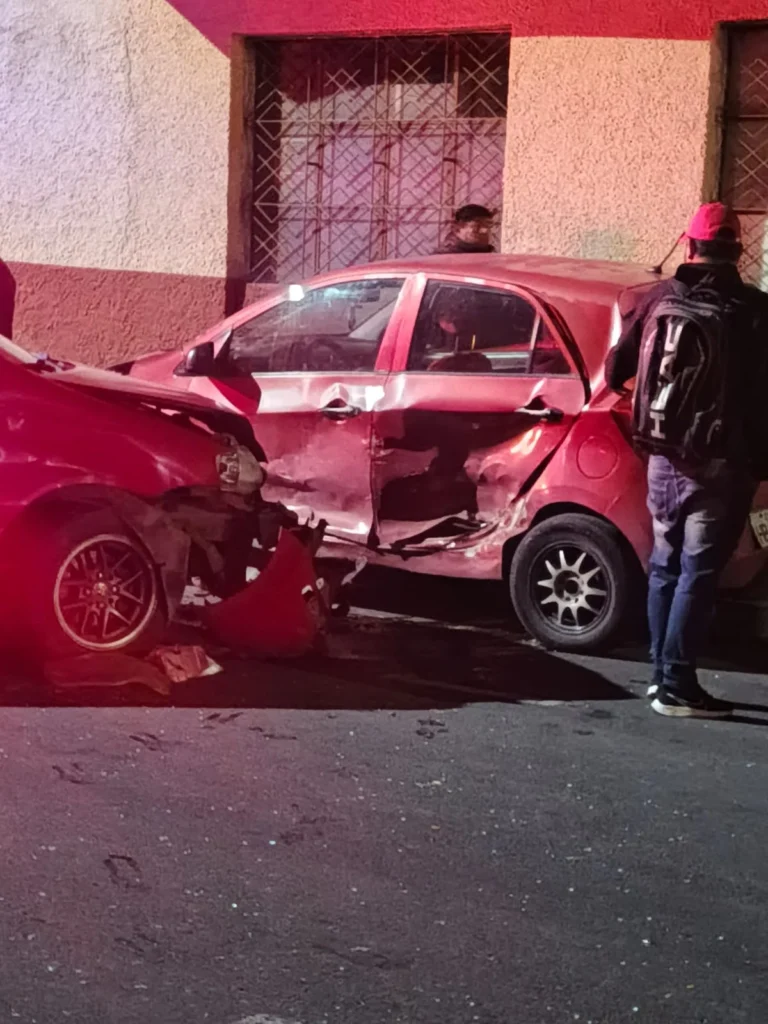 Ambos vehículos rojos fueron parte del triple choque en la Junín y Pichincha