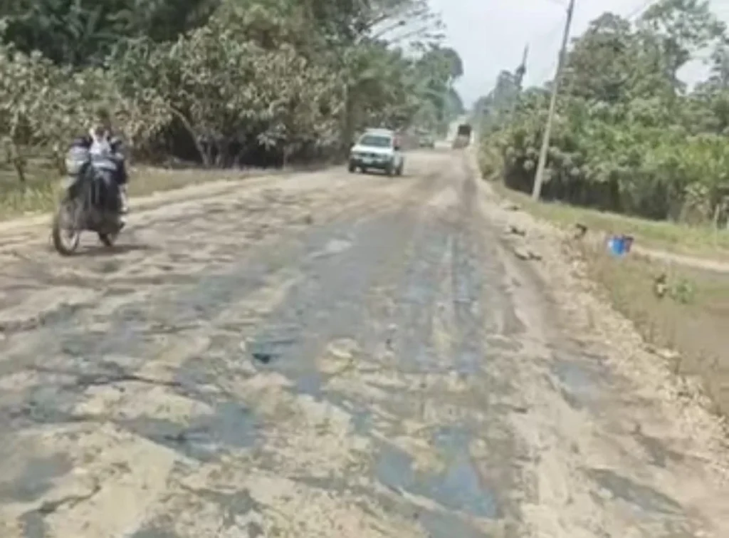 Habitantes de Caluma usan aceite quemado para el polvo en calles.