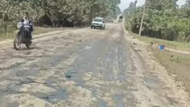 Habitantes de Caluma usan aceite quemado para el polvo en calles.