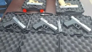 Hombre detenido con armas y drogas