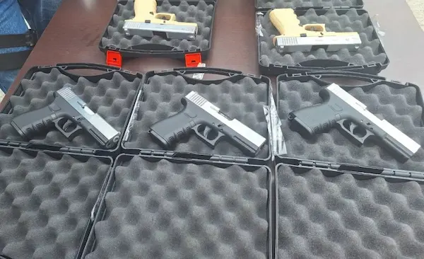 Hombre detenido con armas y drogas