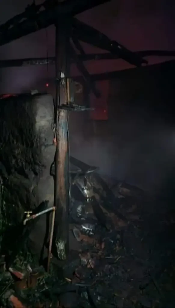 Incendio destruye una casa y una motocicleta en Guano