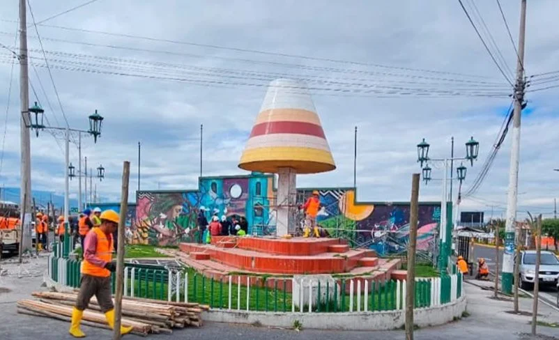 Inicia la restauración del monumento al Helado en Salcedo.