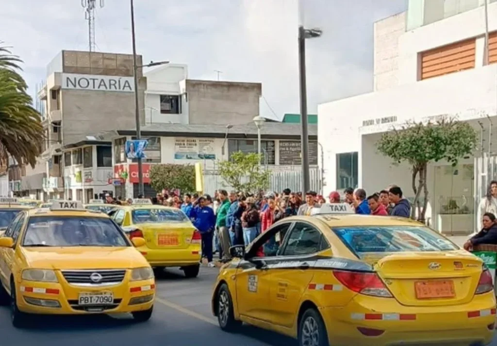 Latacunga gremio de taxistas reclama escaso control vial.