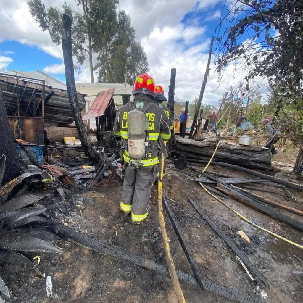 Latacunga incendio consumió una bodega en Patután.