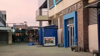 Hombre murió a balazos afuera de un mercado