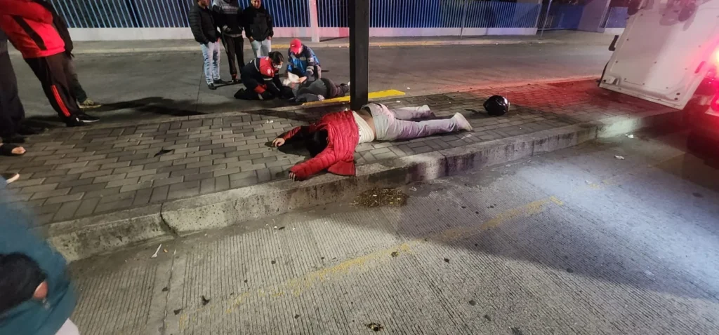 Hombre muere en su moto tras estrellarse en Riobamba. Su acompañante herido fue atendido a pocos metros