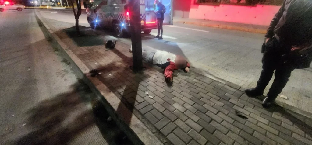 El cuerpo inerte yacía a la espera del carro de Medicina Legal para ser trasladado al Centro Forense 'San Pedro de Riobamba'