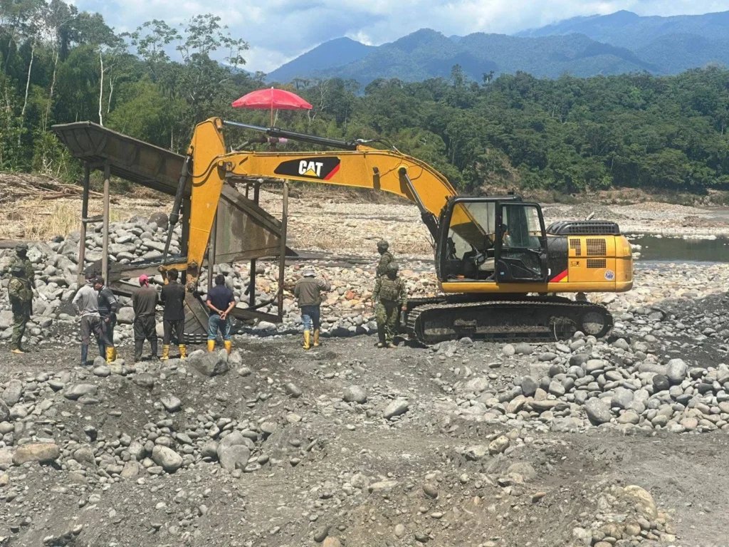Militares desarticulan operación minera ilegal en Tiwintza.