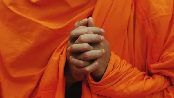 Mujer seduce y chantajea a monjes por millones en Tailandia