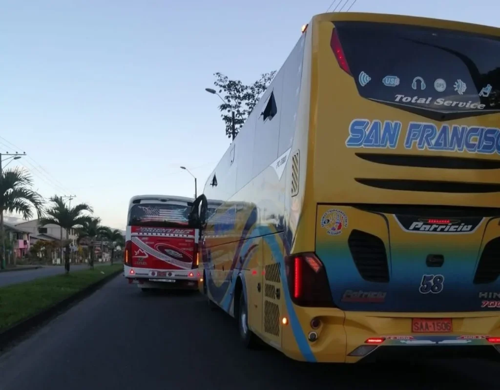 Morona Santiago ciudadanos denuncian carreras entre buses.