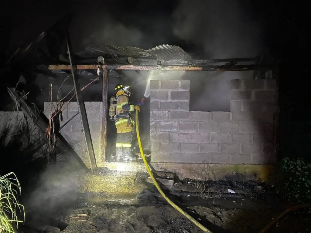 Morona: incendio consumió una casa en Gualaquiza.