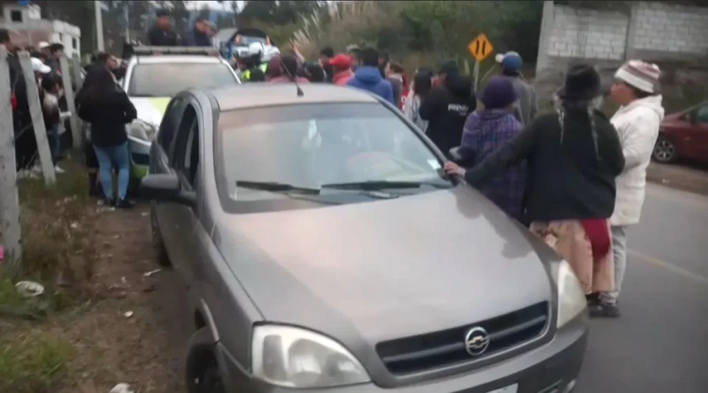 Mujer aparentemente borracha atropella a un hombre en Ambato.
