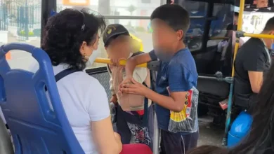 Niños se suben a buses en busca del pan para el hogar