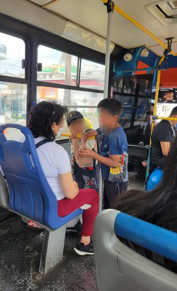 Niños se suben a buses en busca del pan para el hogar