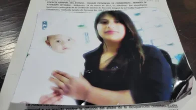 Hombre busca 9 años a su hija y nieta desaparecidas. La foto de Norma y Karla sobre la denuncia en la Fiscalía