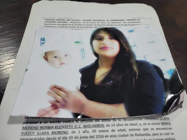 Hombre busca 9 años a su hija y nieta desaparecidas. La foto de Norma y Karla sobre la denuncia en la Fiscalía