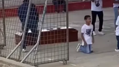 Niño se desploma tras despedir a su padre asesinado en Manta