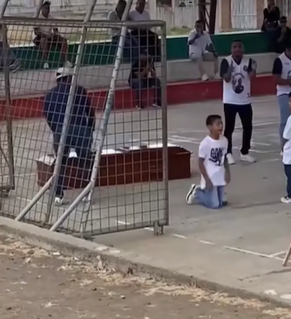 Niño se desploma tras despedir a su padre asesinado en Manta