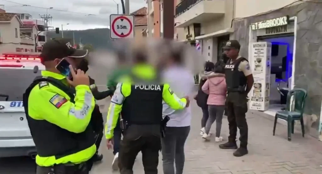 Hombre borracho golpeó a mujer intendente de Policía del Azuay