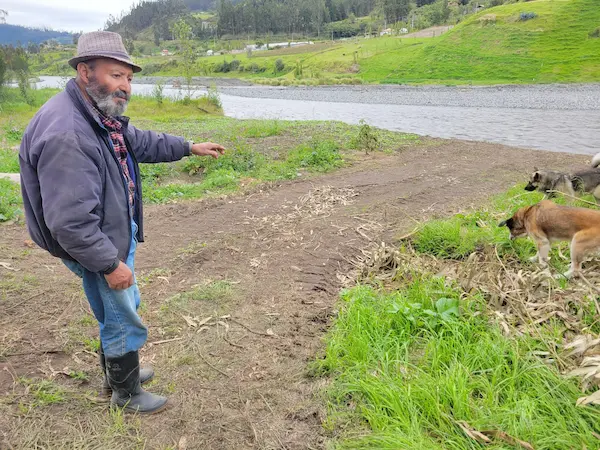 Don Fausto Velasco, con mucho dolor, me indica que el domingo la margen del río Chambo estaba a 35 metros de su casa, mientras el lunes estaba tan solo a 10 mts.