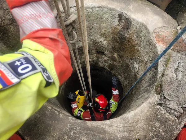 Adulto mayor sobrevive tras caer a un pozo de 20 metros