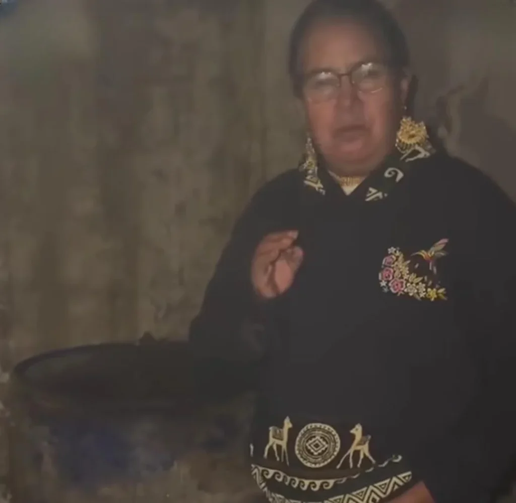 Prefecta de Cotopaxi descubre a conductor robando combustible.