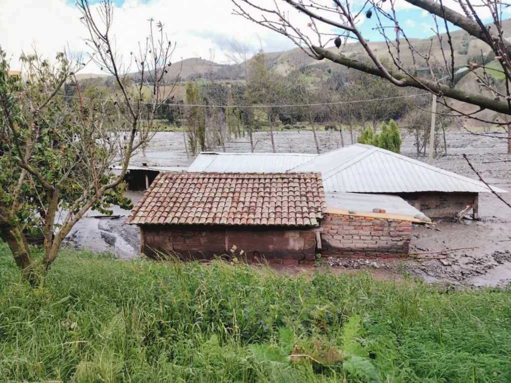Fuertes lluvias arrasaron casa, terreno y animales en Riobamba