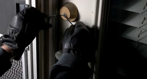 Antisociales forzaron las seguridades de la puerta de ingreso para ‘hacer de las suyas’ al interior de la casa