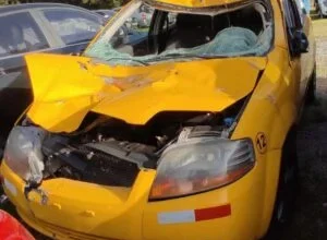 Accidente de tránsito: taxi chocó contra un poste en Colta