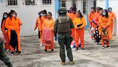 Trasladan a 42 presos de Ambato al puente de Rumichaca