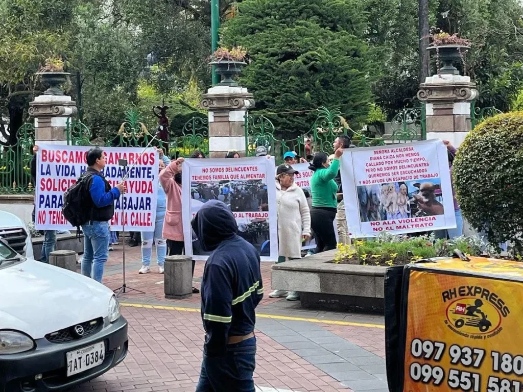 Venta ilegal de mascotas en Ambato genera controversia.