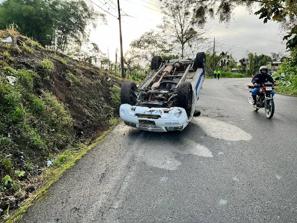 Vuelco de patrullero en Puerto Quito por pérdida de carril